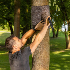 Matelas de protection incluant une fermeture en velcro pour installation de barre traction sur un arbre